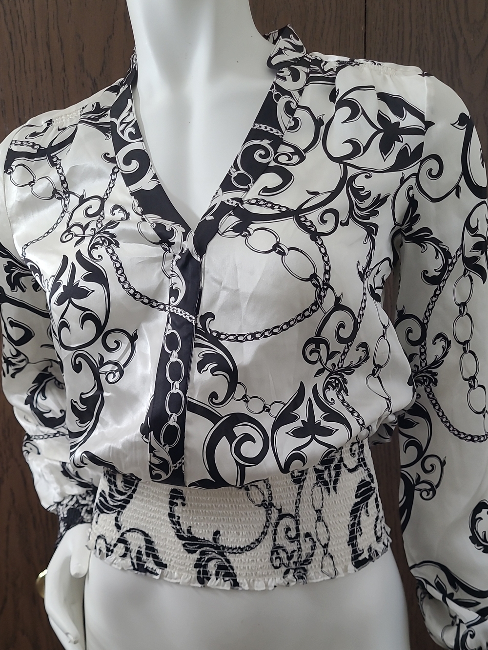 White House Black Market Black & White Chain-Print V-Neck Blouse